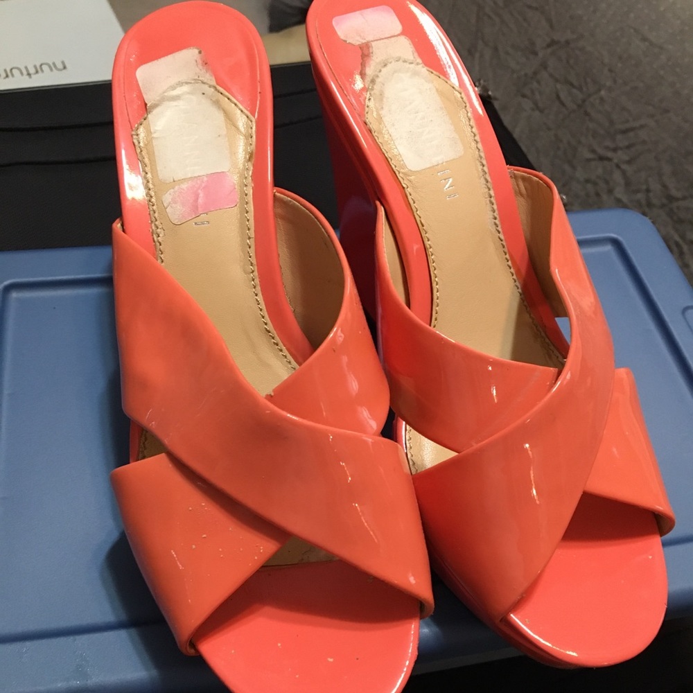 Coral. 8.5 medium Gianni Bini